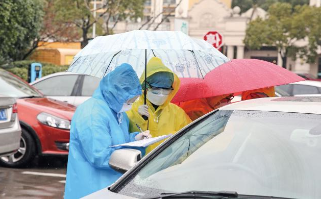 程向民检查方松街道居民小区疫情防控工作时强调 守好小区大门，以严密的疫情防控阵地战打赢疫情防控阻击战